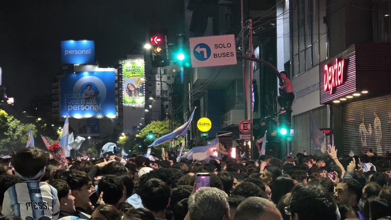 阿根廷挺進2026年世界盃決賽後，布宜諾斯艾利斯有球迷攀上交通號誌、路燈及街邊鐵皮屋頂揮舞國旗，高聲歡呼慶祝球隊晉級。