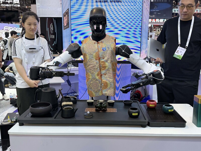 2026世界人工智能大會（WAIC）將於17日開幕，16日大會組委會安排媒體率先探館。圖為智元機器人，可完成精細的泡茶流程。