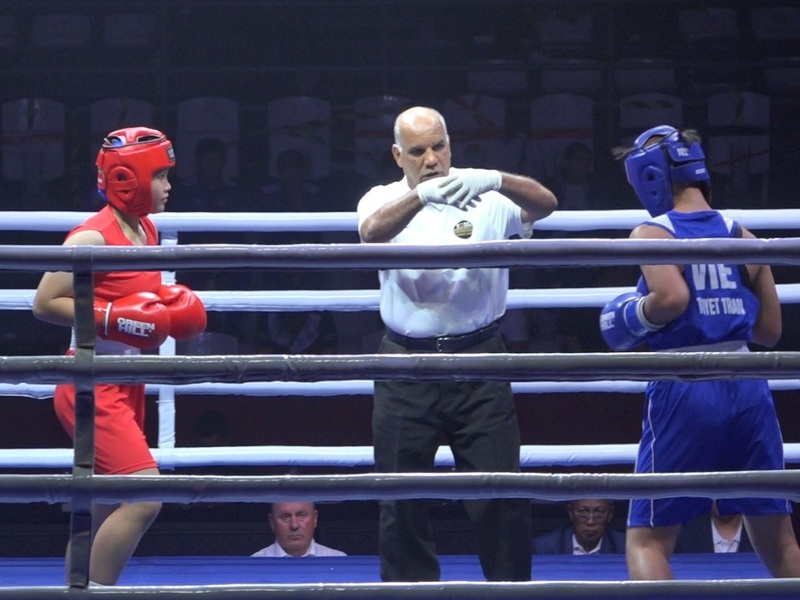 U19暨U23拳擊亞錦賽，台灣U19女子65公斤級選手翁語瞳（左）說，這次來印尼比賽心態調整得比以往更好，場上先觀察對手打法，掌握對方後便更積極進攻。