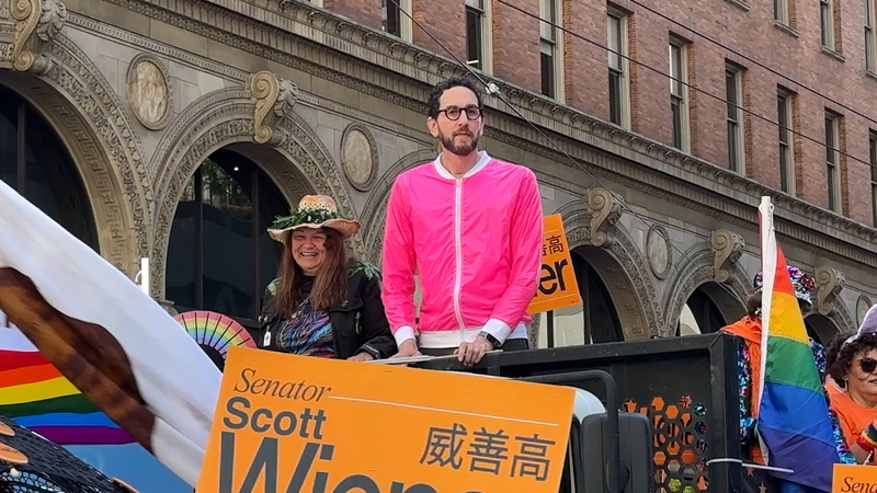 加州州參議員威善高（Scott Wiener）角逐加州第11選區聯邦眾議員席位，民調目前領先競爭對手陳詩敏。圖為威善高6月28日參加舊金山同志遊行。