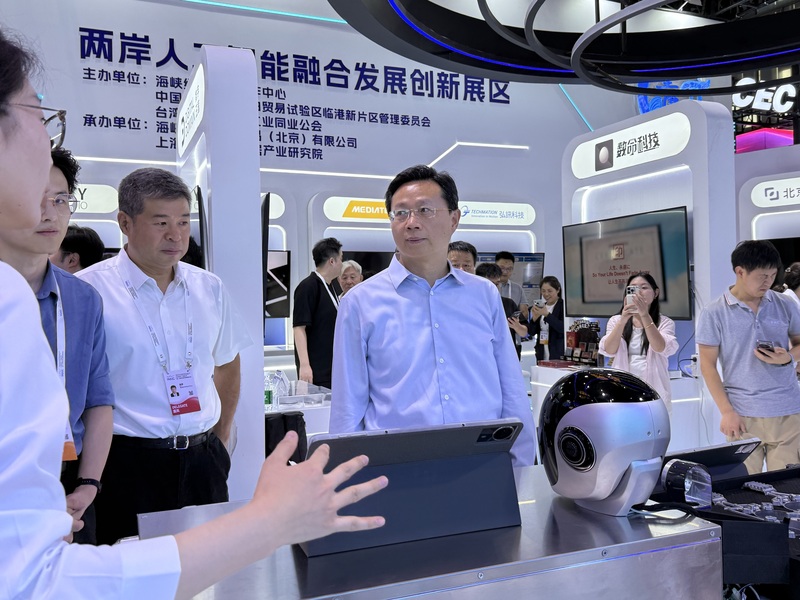 中國大陸國台辦副主任潘賢掌17日下午參觀兩岸展區，聽取各家企業介紹。
