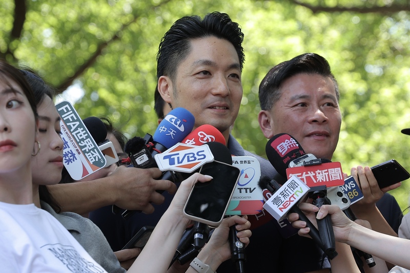 敦北地下大排開工儀式18日上午於台北舉行，台北市長蔣萬安（前中）出席受訪回應有關中聯油品議題。