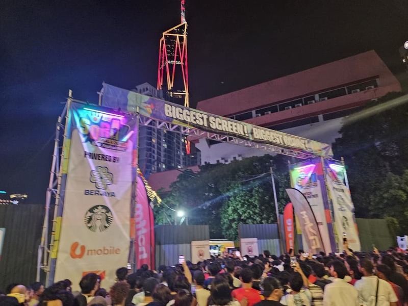 世界盃足球賽決賽，吉隆坡市中心設置多處巨型戶外觀賽螢幕，吸引許多家庭及年輕人到場，從傍晚一路熱鬧至深夜。