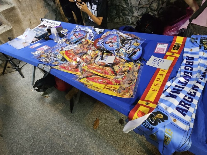 世界盃足球賽決賽，吉隆坡市中心設置多處大型戶外觀賽螢幕，場外也有小販販售球隊球衣與加油物品。