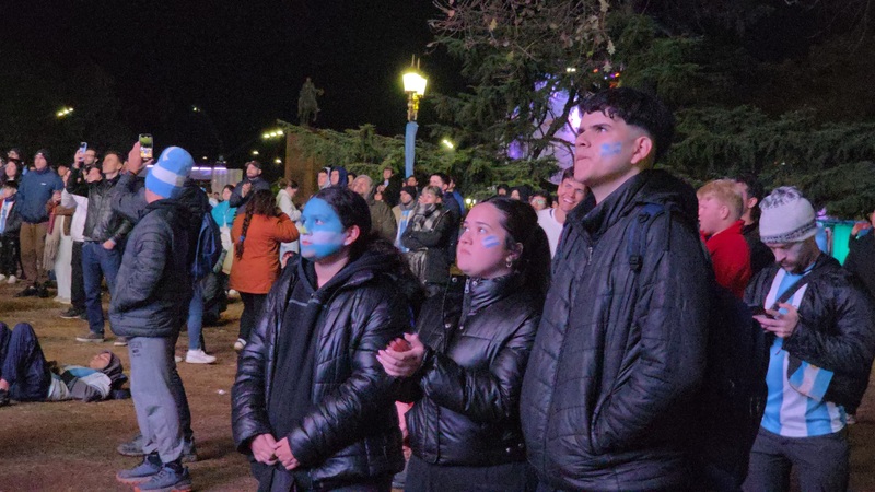 阿根廷在世界盃決賽0比1不敵西班牙後，現場球迷神情落寞，仍留在轉播廣場觀看完整頒獎典禮，並以掌聲向阿根廷代表隊致敬。