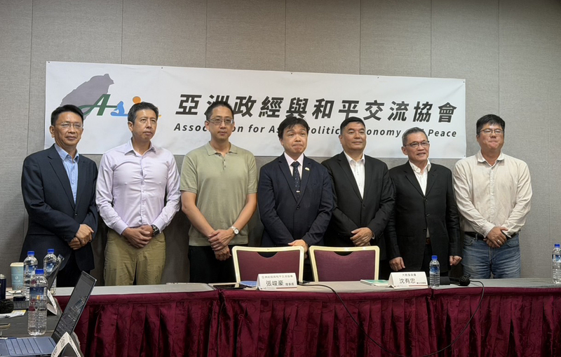陸委會副主委沈有忠27日出席「中國對台複合式施壓的新趨勢─法律、外交、軍事與社會面的全面觀察」座談會。圖為沈有忠（右4）及與會學者合影。