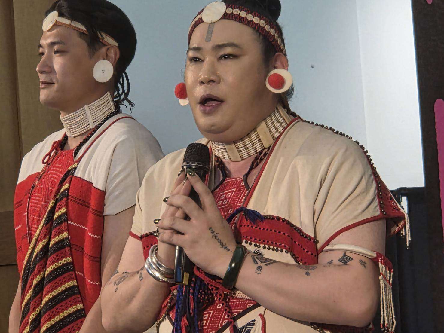 泰雅族德魯固群藝術家東冬．侯溫認為，對他們族人而言，紋身本身就是Gaga信仰的具體展現。(江昭倫 攝)