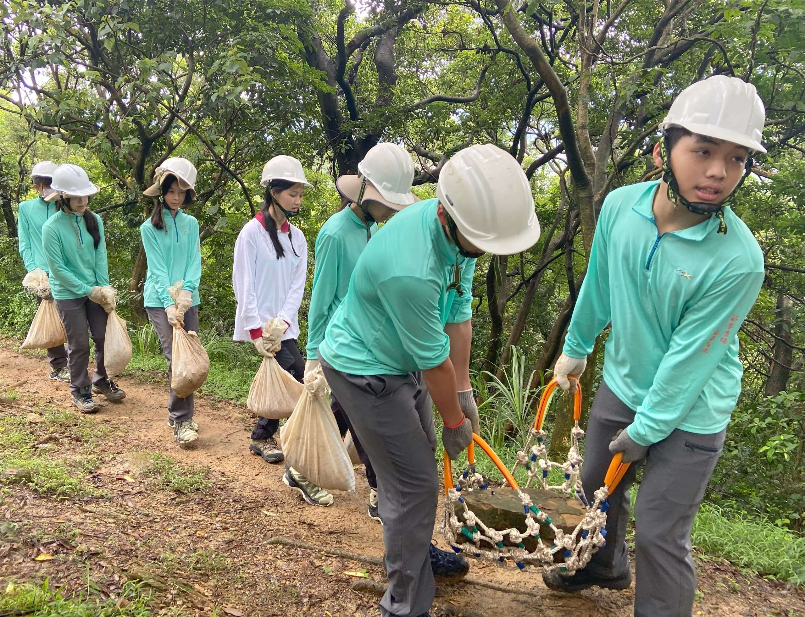 民眾參與新北市微笑山線手作步道搬運石材實作情形(114年活動資料照)