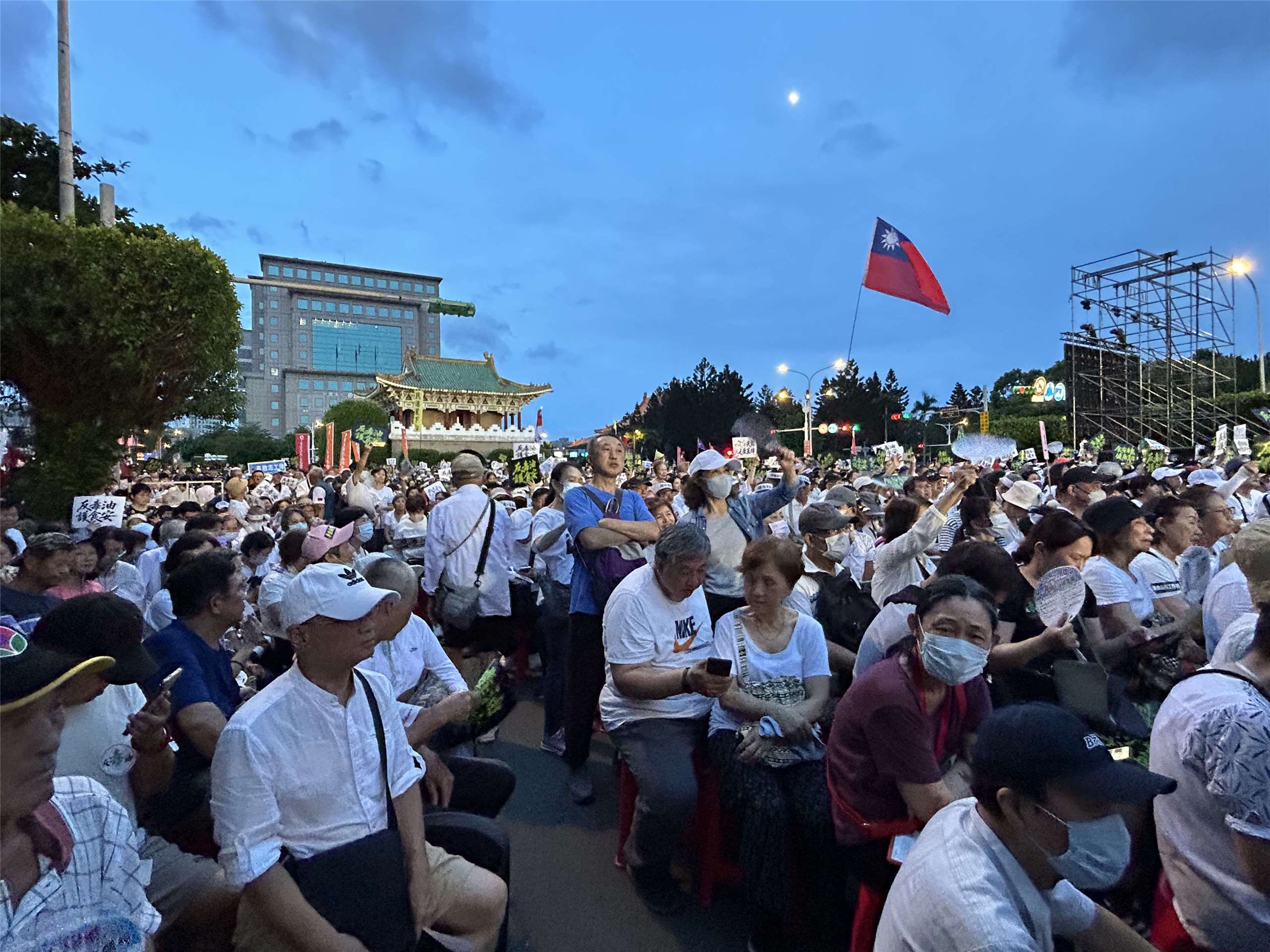 國民黨今天(25日)在凱道舉行「我是人，我反毒台」集會，截至晚間6時，人潮已蔓延至景福門，國民黨則喊出目前到場人數已突破5萬。（趙婉淳 攝）