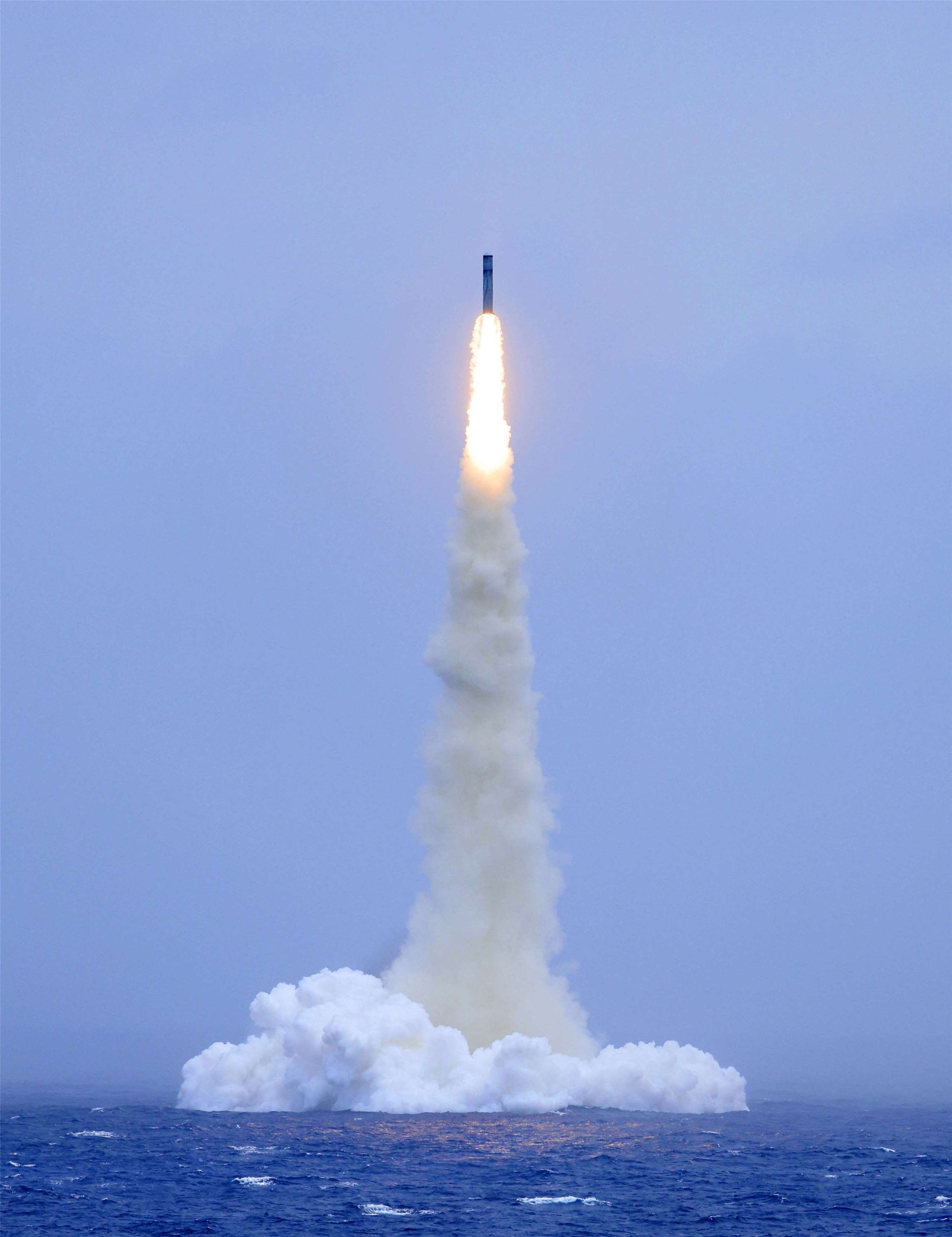 共軍6日向太平洋海域試射一枚搭載模擬彈頭的潛射洲際彈道飛彈。(AFP)