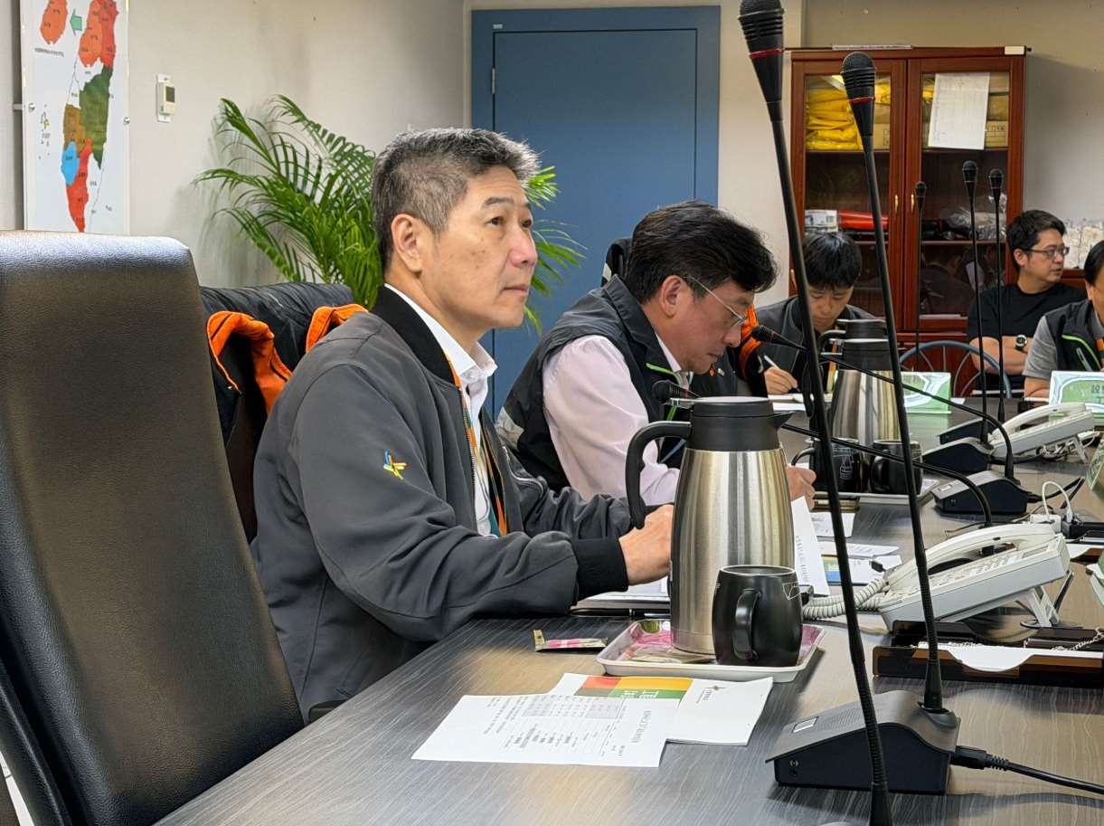 因應強颱巴威來襲，桃園國際機場公司召開應變會議，由總經理范孝倫主持，聽取各單位整備應變措施。(圖 : 桃園國際機場公司)