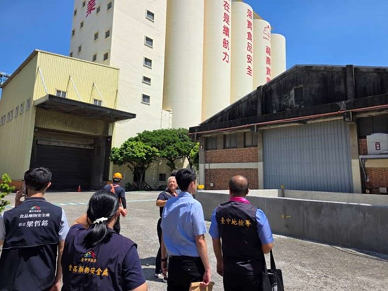 台中地方檢察署率員至福壽公司廠區查廠(一)。(圖 : 台中地檢署)