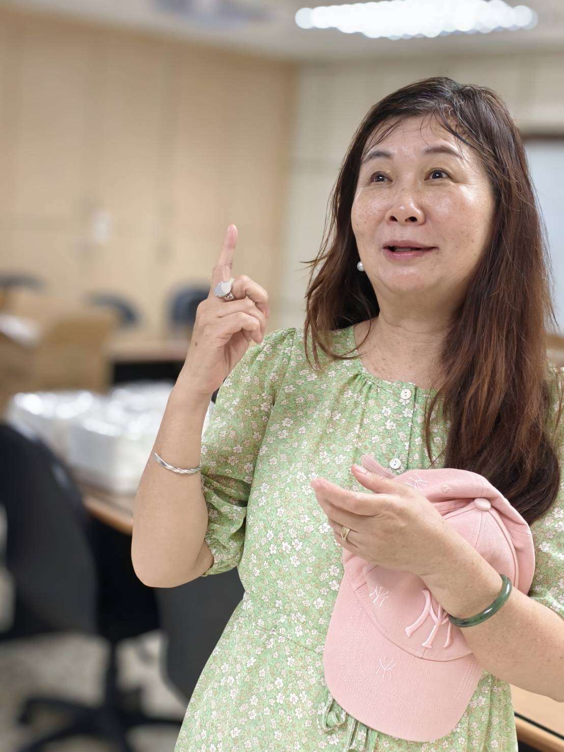 點燃七星主廚下鄉公益心活動的志工吳美卿女士。(夏治平攝)