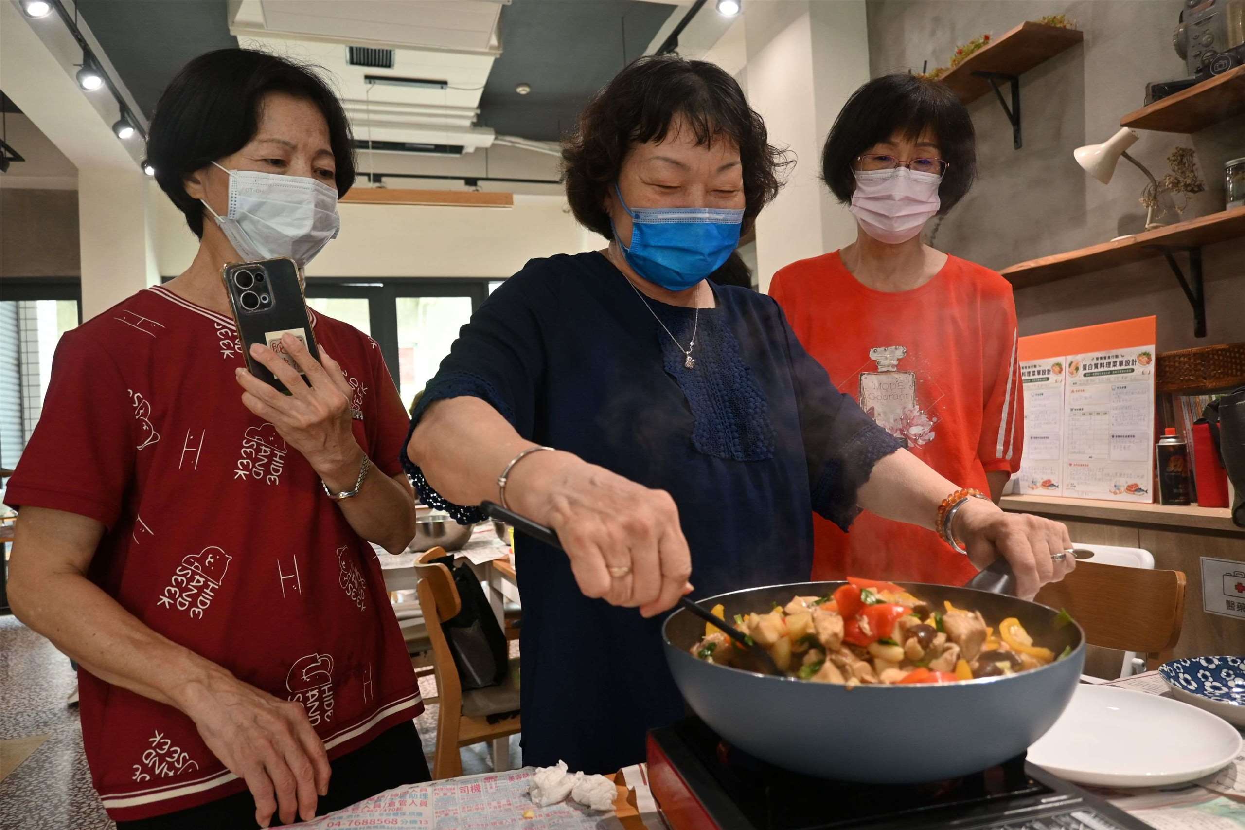 長者烹煮自行設計的蛋白質料理，養成日常餐食習慣，補充維持肌力的蛋白質。(圖：弘道老人福利基金會提供)