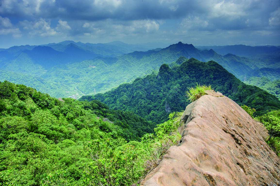 新北市微笑山線--皇帝殿稜線沿途有裸露岩稜地形、景色壯觀，是不少山友喜愛挑戰的經典路線。