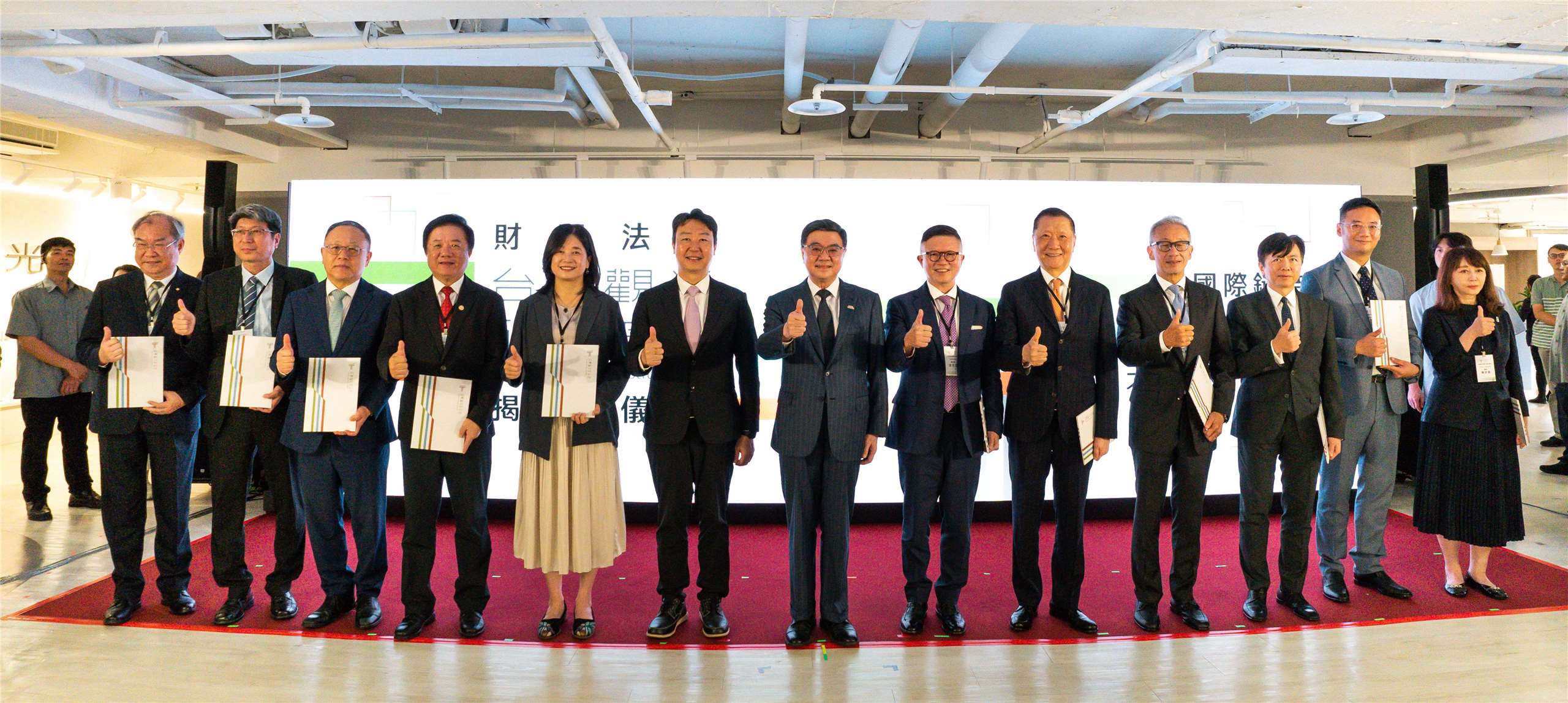 行政院長卓榮泰(中)、交通部長陳世凱(中左)、觀光署長陳玉秀(左5)22日在「財團法人台灣觀光研訓院」揭牌後，與觀光研訓院董事長沈方正(中右)及台灣觀光研訓院各大捐助企業代表共同合影。(圖 : 台灣觀光研訓院提供)