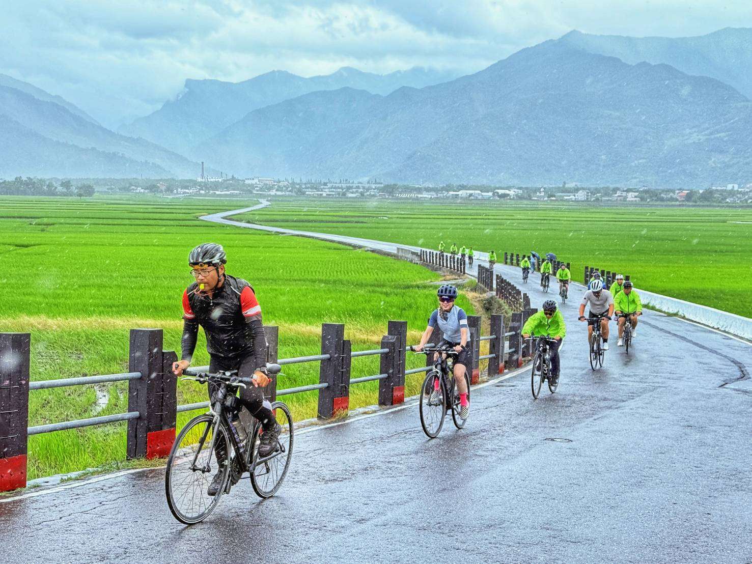 騎單車旅行，考驗的除了體力、腿力、屁股的忍耐力，還有日曬雨淋天候隨時變化的辛苦，以及道路上的隨機應變。路上狀況多，一定要多注意。