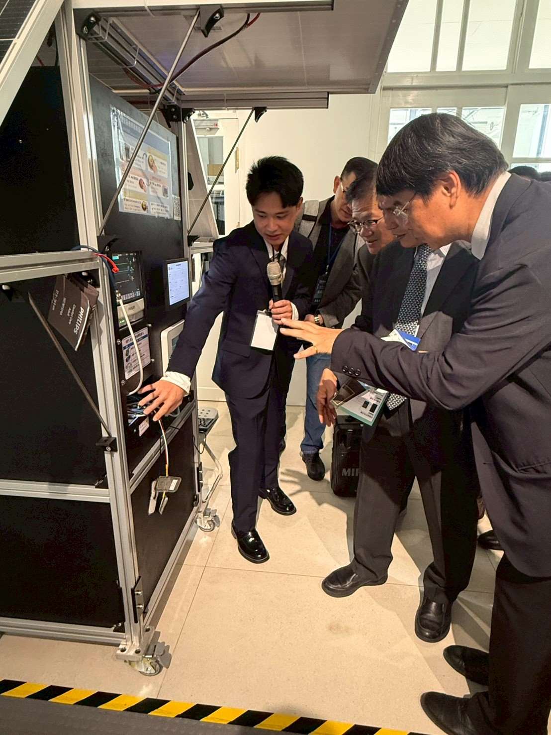 臺科大跨領域學生團隊隊長蔡旻諺於成果展示現場介紹「智慧醫療照護能量站」系統功能與應用情境。(圖：臺科大提供)