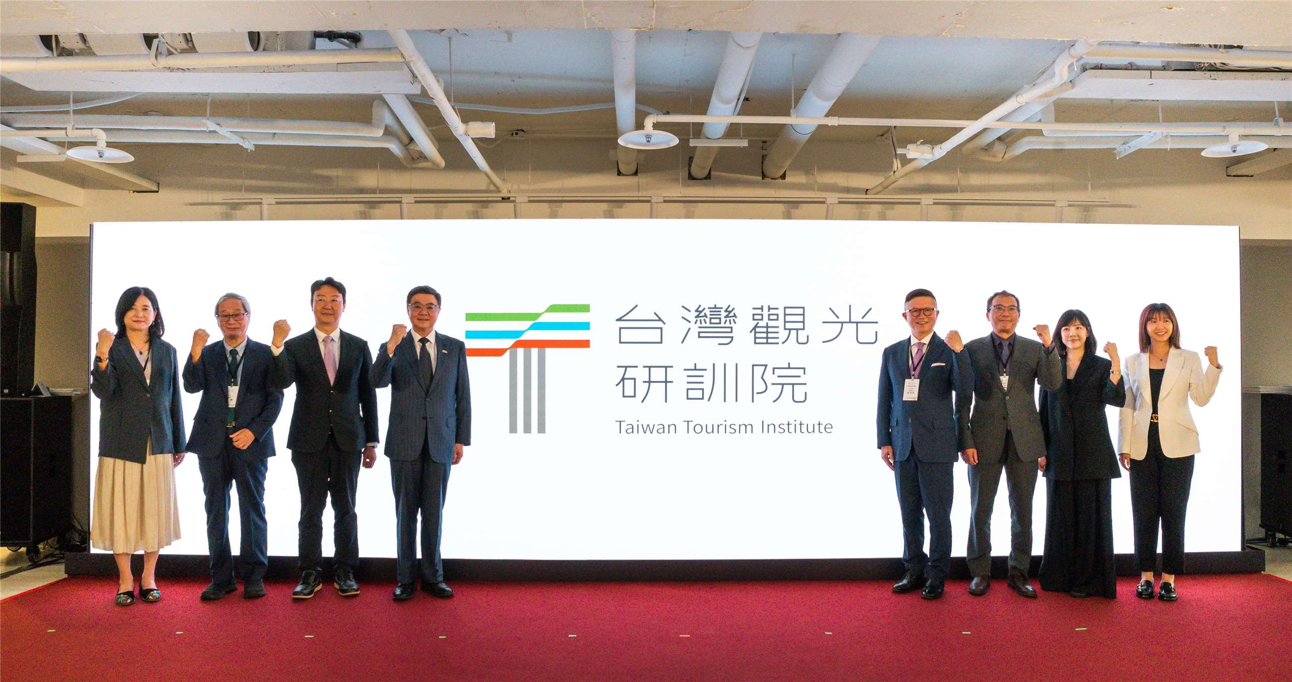 「財團法人台灣觀光研訓院」22日正式揭牌，由沈方正(中右)擔任董事長、楊勝評(右3)擔任院長。包括行政院長卓榮泰(中左)、交通部長陳世凱(左3)、文化部長李遠(左2)、觀光署長陳玉秀(左)都出席見證台灣觀光邁向嶄新的里程碑。(圖 : 台灣觀光研訓院提供)