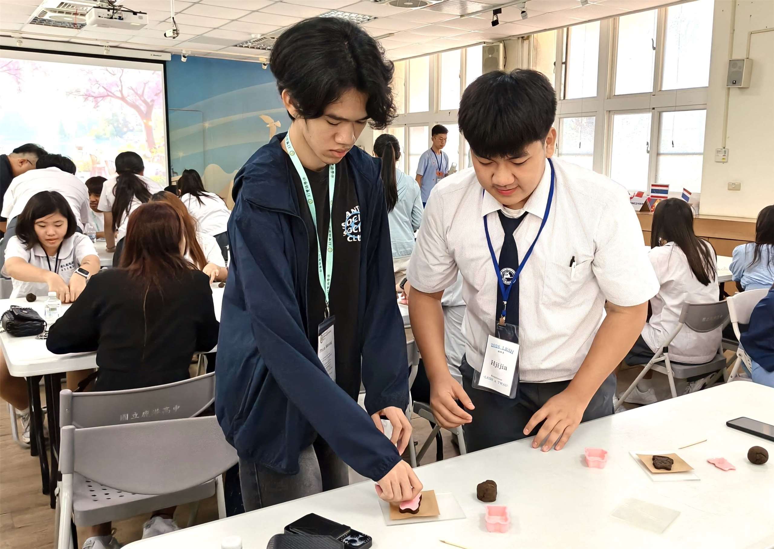 鹿港高中學生協助國際學生製作羅拈香手作。(圖：亞洲大學提供)