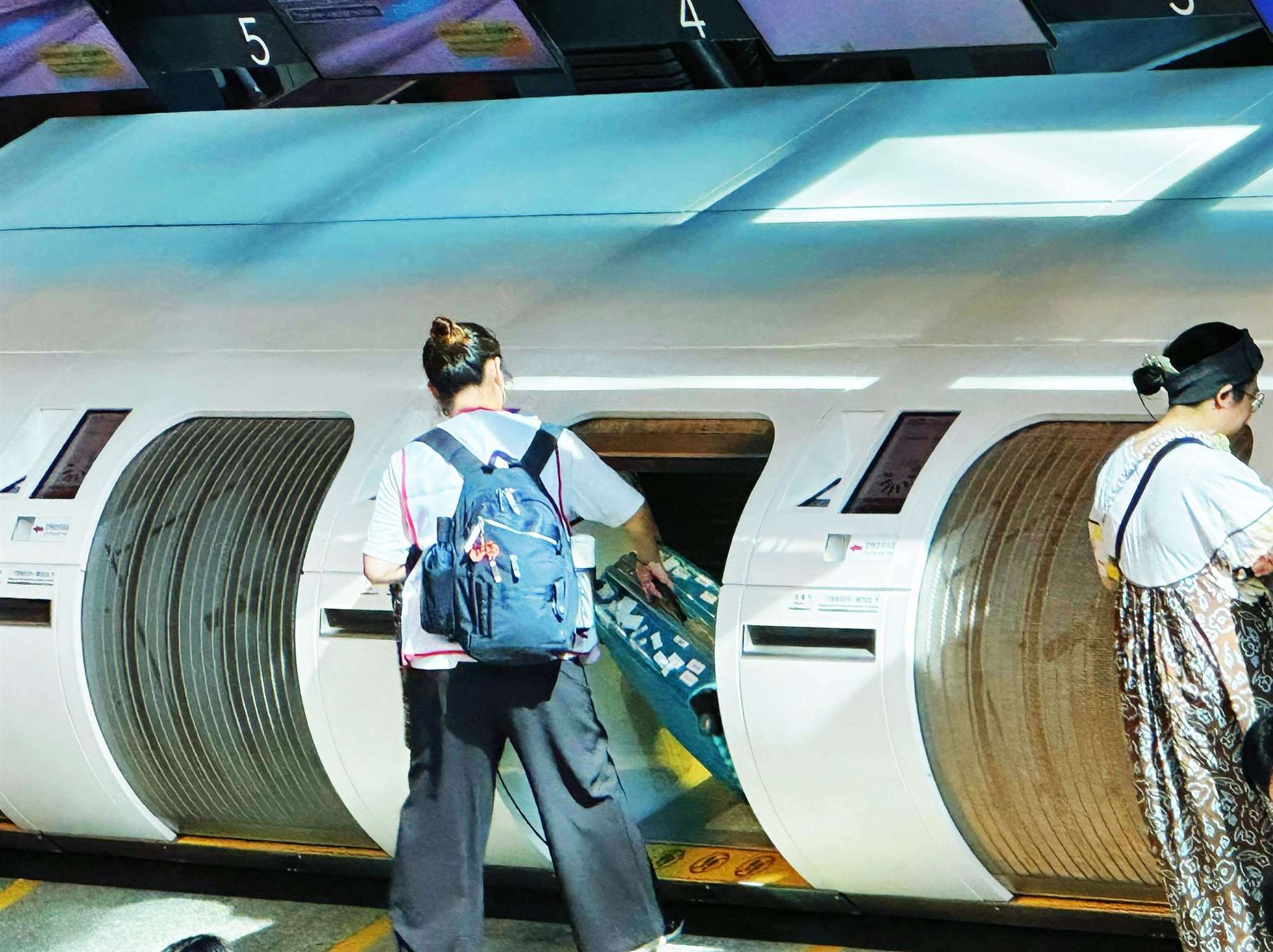 暑期旅遊旺季來臨，桃機公司提醒旅客善用網路報到、自助行李託運、e-Gate自動通關等智慧化服務。(桃機公司提供)