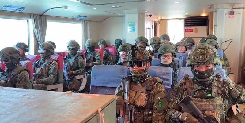 國軍漢光42號演習6日上午逾百名全副武裝國軍搭客輪馳援綠島、蘭嶼，架設火炮、構築工事演練抵禦共軍奪島。