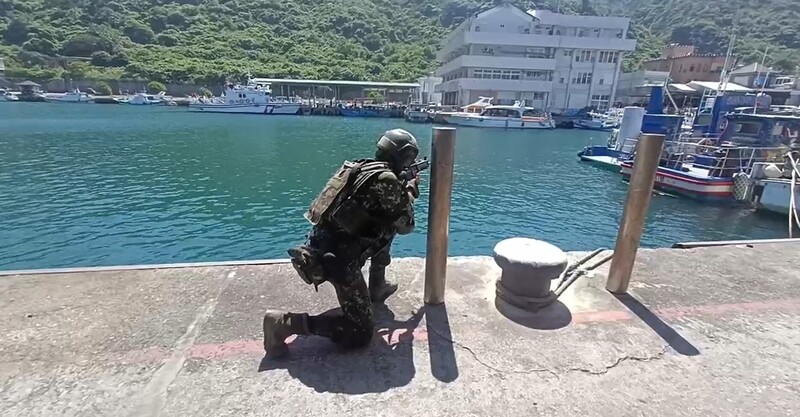 國軍漢光演習6日上午逾百名國軍搭客輪馳援綠島、蘭嶼，登島後立即進入戰術位置實施戰訓演練，構築防禦工事，操作無人機實施戰術偵查演練，阻止共軍奪島。
（綠島民眾提供）