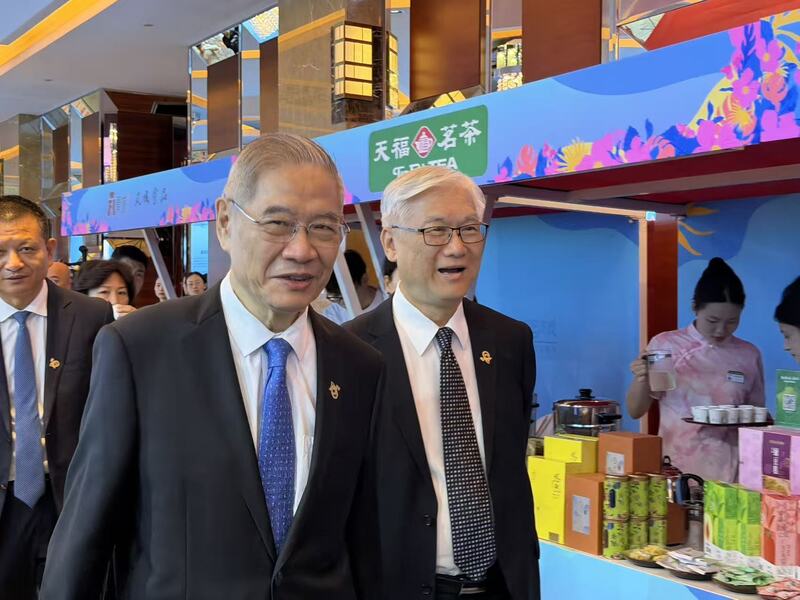 2026海峽兩岸社團交流節7日在北京開幕，前國民黨副主席夏立言(右1）)海協會會長張志軍(右2)視察攤位。