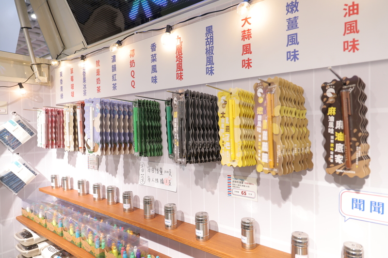 2026文博會8日首日開放民眾參觀，並採分批入場，雄獅文具推出擁有台灣特色料理的氣味筆。