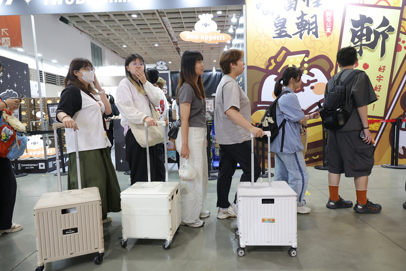 2026文博會8日首日開放民眾參觀，並採分批入場，現場有民眾帶著行李推車前來搶購。