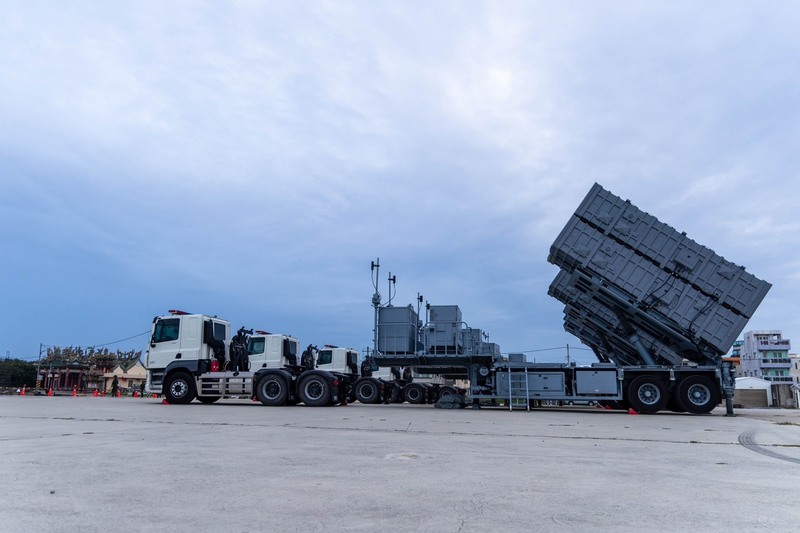 海軍濱海作戰指揮部所屬機動飛彈發射車9日搭載雄風二型、三型反艦飛彈，於澎湖演練接獲命令後迅速至戰術位置，並依目標情資實施聯合火力打擊，扼控關鍵海域。（軍聞社提供）