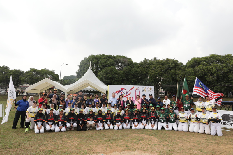 馬來西亞棒球總會首度舉辦「2026年馬來西亞女子棒球錦標賽」，並邀請台灣國際棒球裁判劉柏君於12日擔任賽事主審。圖為劉柏君（第3排右15）14日與大馬棒球總會主席祖萊達（第3排右10）及參賽隊伍合影。