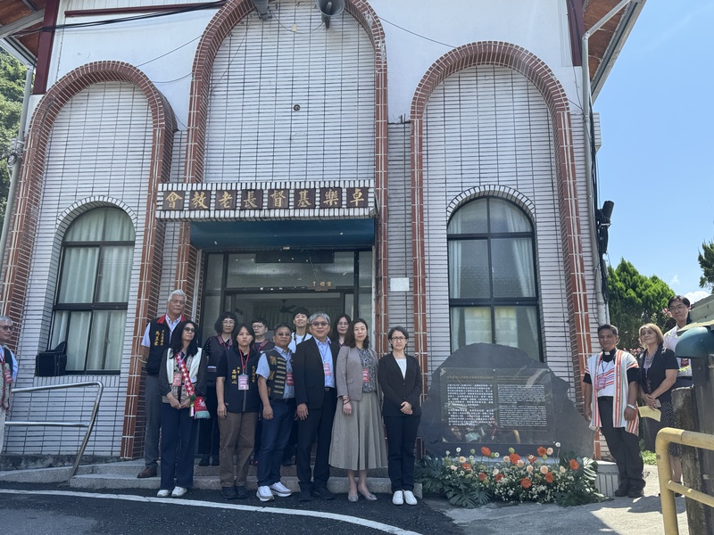 花蓮縣卓樂基督長老教會15日上午舉行「手榴彈事件」紀念禮拜，副總統蕭美琴(左邊前排右6)受邀為「手榴彈事件紀念銘牌」揭碑。