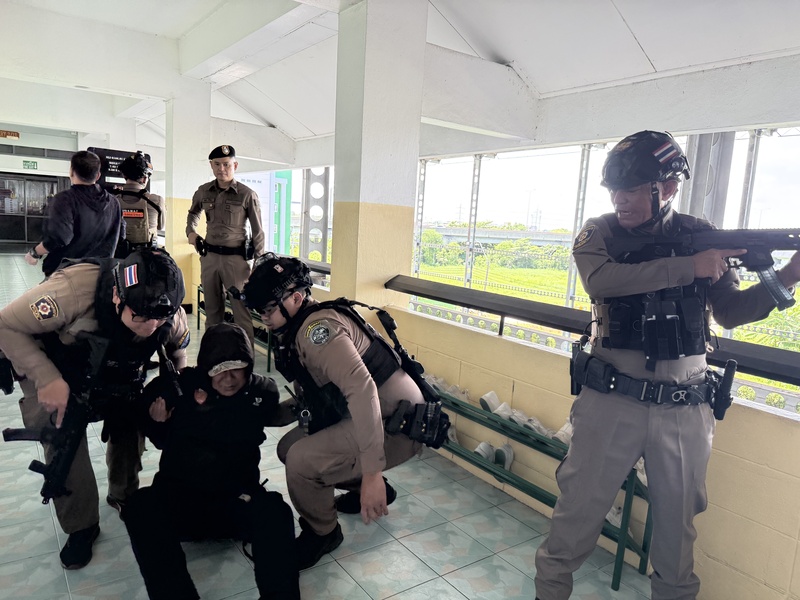泰國曼谷一間中學18日舉行校園槍擊演練，警方模擬制伏持槍嫌犯，演練包括歹徒進入校園、師生躲藏及警方攻堅等情境。