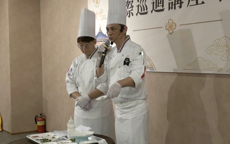 名人堂花園大飯店行政總主廚江信毅（右）18日在首爾東寶城餐廳示範台灣原住民料理，以刺蔥、馬告等特有食材入菜，向韓國賓客推廣台灣美食文化。