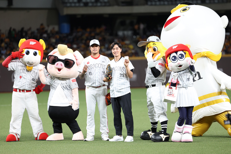 中職味全龍隊19日聯名日職福岡軟銀鷹隊在台北大巨蛋舉辦「鷹祭 Summer Boost」主題日，賽前邀請軟銀鷹傳奇左投和田毅（右）為比賽開球，中職全壘打王、龍隊教練林智勝（左）擔任開球捕手。
