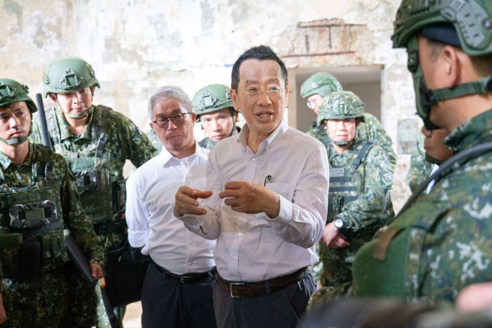 國防部長顧立雄(中)與幹部討論戰時兵力運用規劃。(圖：國防部提供)