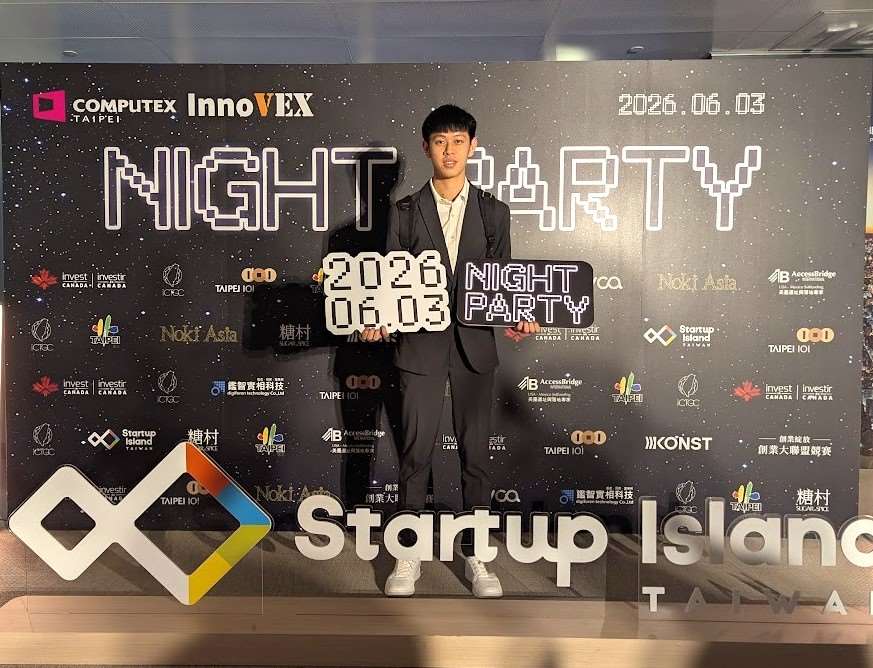 聖約翰科技大學的劉毅安同學參加InnoVEX全球新創交流晚會，與國際新創團隊交流互動。(圖：聖約翰科大提供)