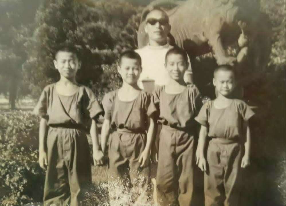 知名京劇武生朱陸豪(左一)9歲開始學戲。(朱陸豪提供)
