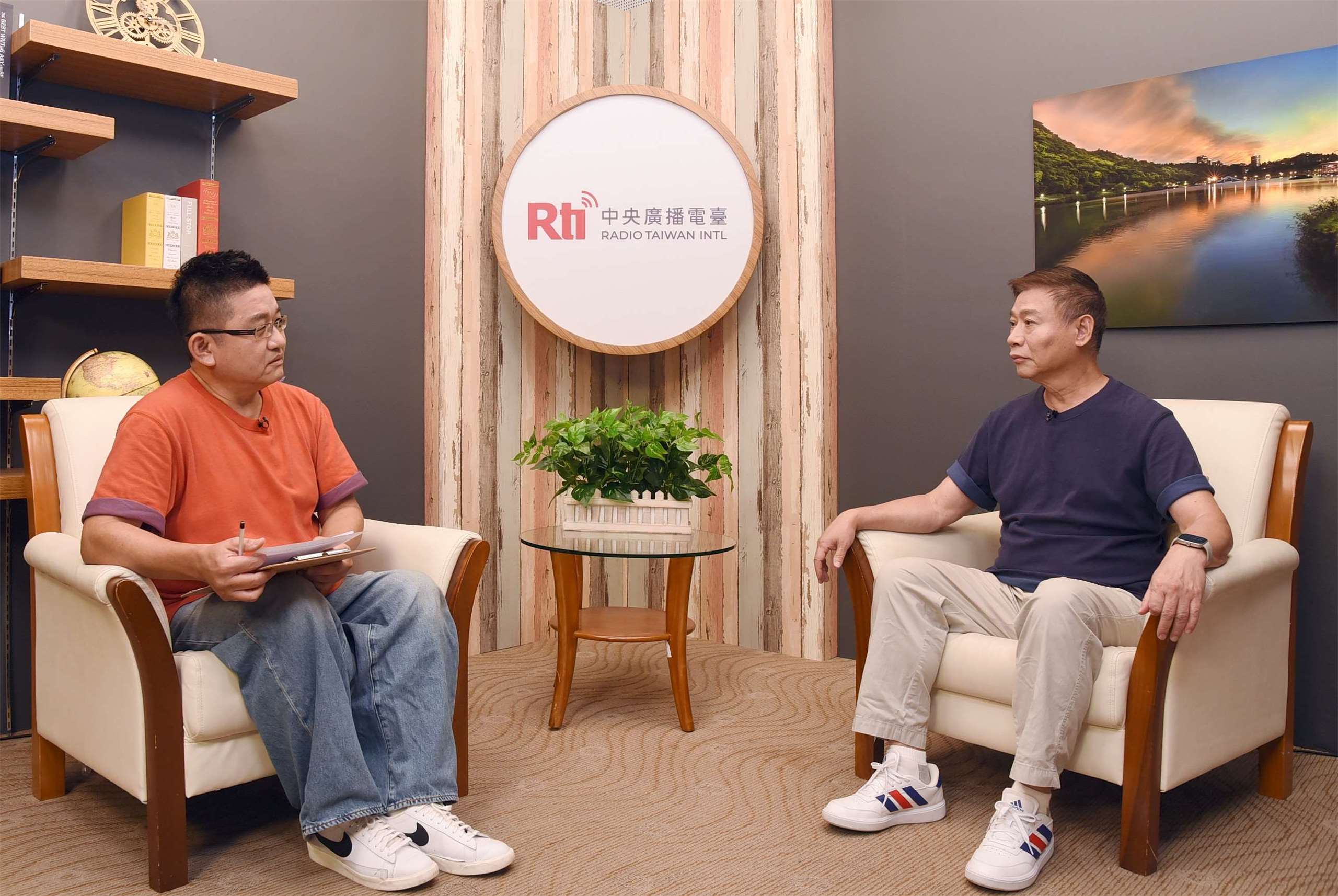 知名京戲武生朱陸豪(右)接受專訪。(江麗華攝)