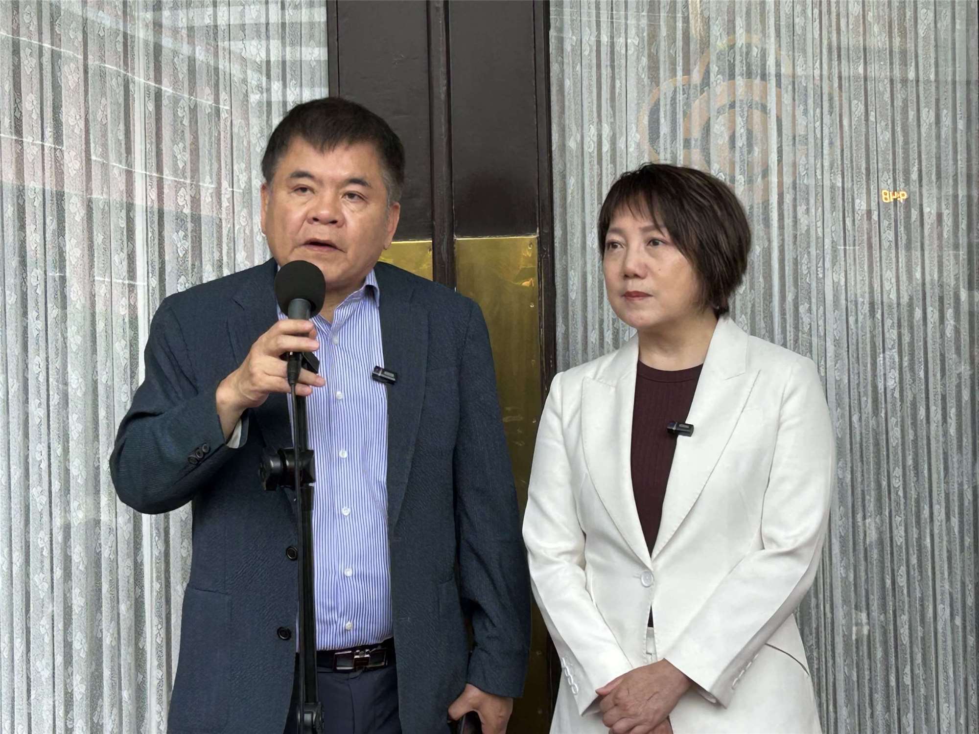 對於國民黨立委洪孟楷等52人研擬提出「鞭刑入法公投」，民進黨團幹事長莊瑞雄(左)、書記長范雲(右)今天(29日於立法院議場前接受媒體採訪，呼籲社會應思考是否走回頭路。（趙婉淳 攝)