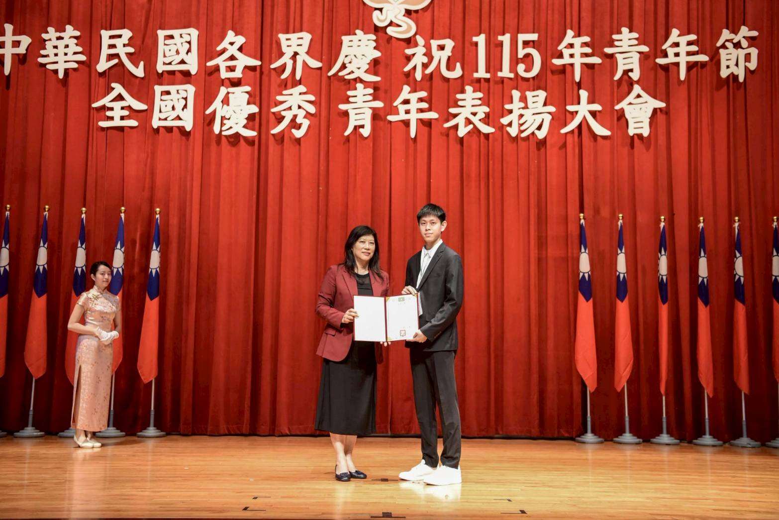 聖約翰科技大學電機工程系電機系劉毅安(右)以優異的電機資訊實務能力與長年投入特殊教育，榮獲115年「全國大專優秀青年」殊榮。(圖：聖約翰科大提供)