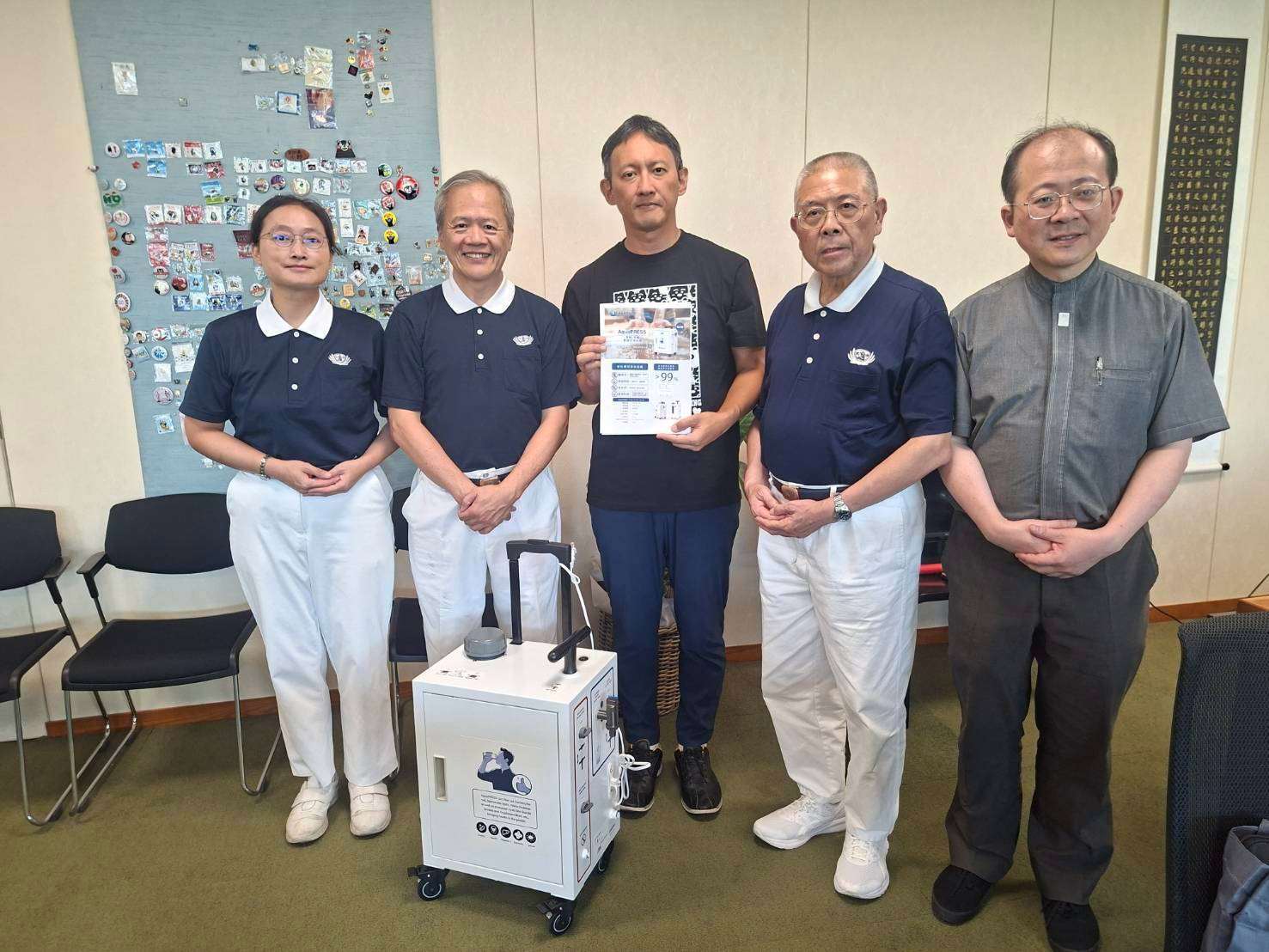 慈濟先遣人員3日拜會熊本縣八代市長小野泰輔(中),討論協助賑災事宜。(慈濟基金會提供)