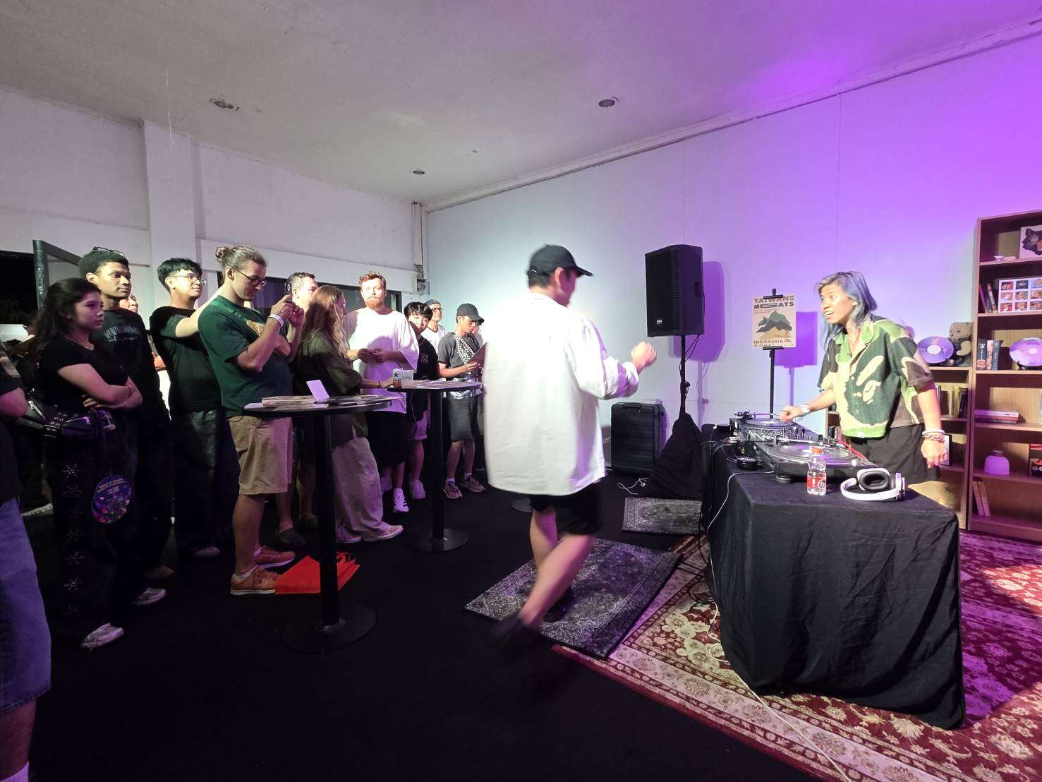 Taiwan Beats在LaLaLa Festival現場設置台灣館，以靜態展示介紹台灣音樂，台美混血DJ黃美琦更帶來黑膠DJ演出，吸引不少樂迷停下腳步聆聽。(江昭倫 攝)