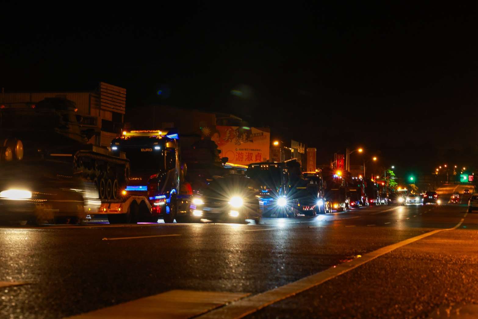 二戰區動員民間板車， 夜間增援宜蘭快速投射戰。(第二作戰區提供)