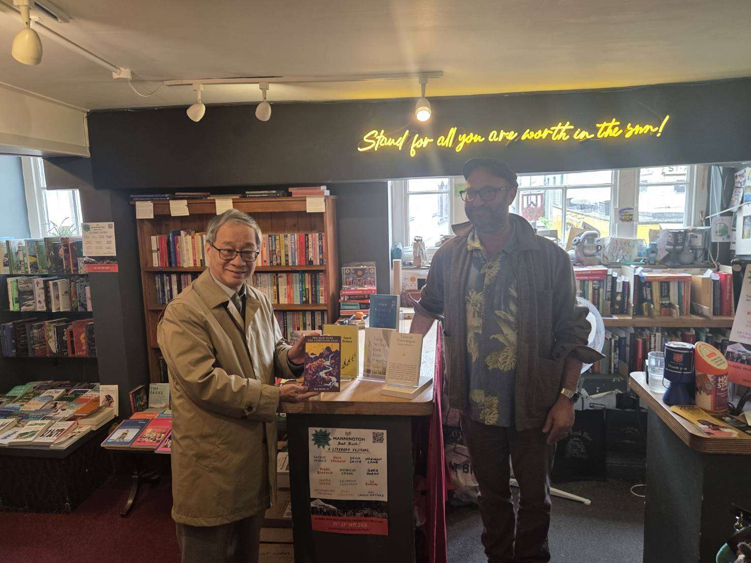 李遠(左)造訪英國諾里奇獨立書店The Book Hive，開心看到書架上放置楊双子《臺灣漫遊錄》、吳明益《複眼人》、林奕含《房思琪的初戀樂園》等台灣譯作。右為書店店長亨利・萊特（Henry Layte）。(江昭倫 攝)