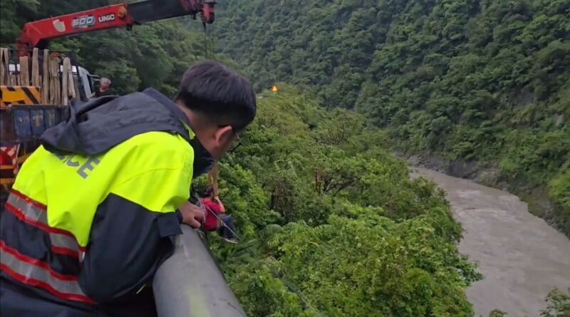 JD
獼猴搶包丟溪谷　警民動員吊車協力尋回
台東縣東河鄉泰源幽谷內登仙橋猴群，日前搶了女遊
客包包丟入逾20公尺深溪谷，包包內有現金和助聽
器，警方和當地民眾利用吊車垂降找回包包。
（台東縣警察局提供）
中央社記者盧太城台東傳真　115年8月28日