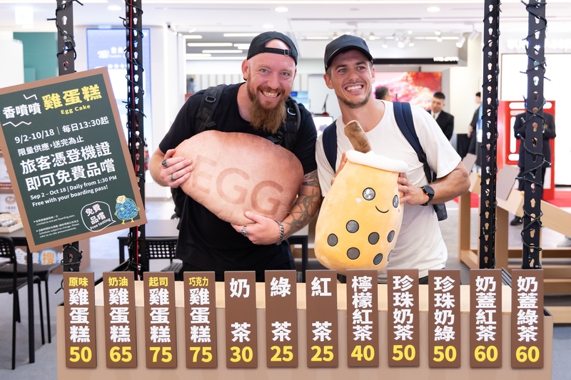 桃園國際機場公司即日起於2航廈出境管制區3樓D5R登機門旁推出「航廈夜市趣」文化體驗活動，設有雞蛋糕、珍珠奶茶及鹽酥雞主題造型攤車。
（桃園國際機場公司提供）