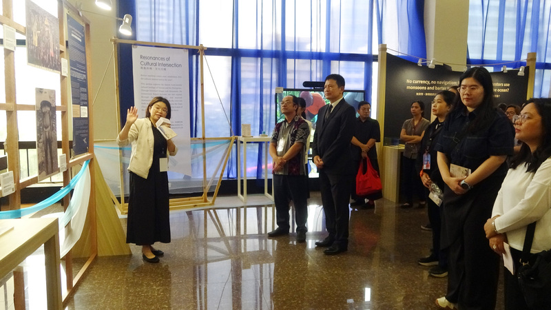 「菲海奇航-台灣與菲律賓的跨文化對話」展覽，1日在菲律賓國家圖書館4樓開幕，圖為國家圖書館特藏專家城菁汝為貴賓及民眾解說台菲海洋連結歷史。