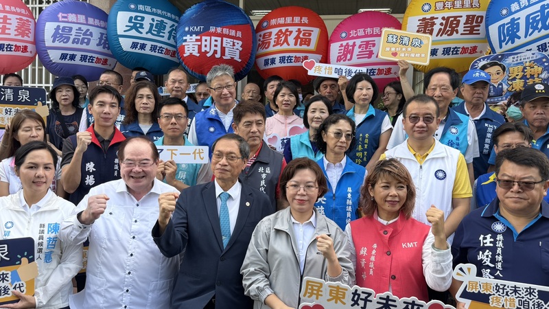 國民黨立委蘇清泉（前左3）2日在國民黨副主席李乾龍（前左2）陪同下，前往選委會登記參選屏東縣長，並表示已組成縣政顧問團，可馬上投入打拚。